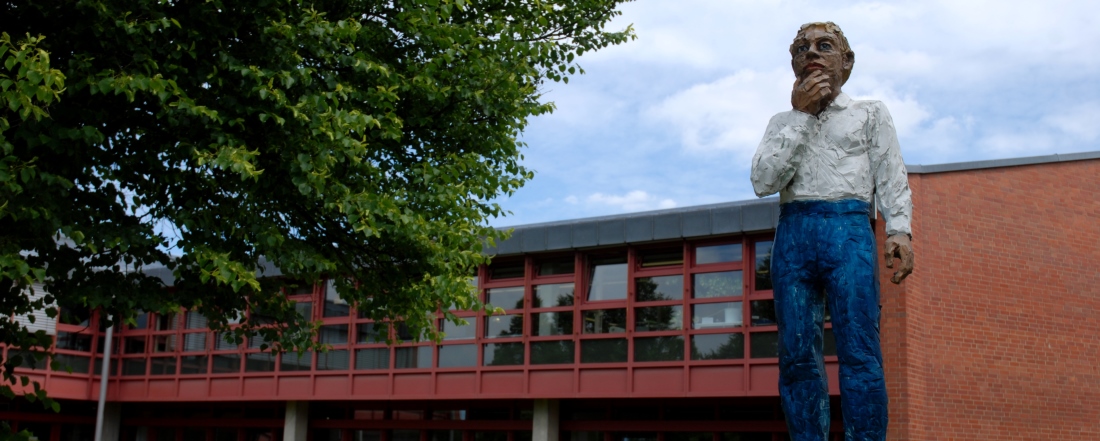 Statue "Der Denker" auf dem Campus der Universität Bayreuth