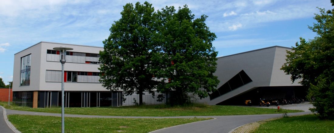 Gebäude RW I auf dem Campus der Universität Bayreuth.